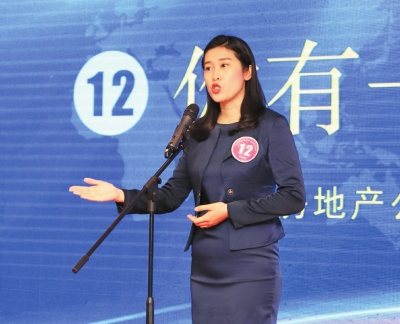 三正地產(chǎn)鄧偉微在首屆三正故事大賽決賽中演繹作品《你有一個(gè)閨蜜》。.jpg